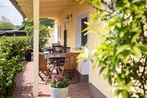 Outdoor dining - Vacation home 04 and terrace - Holiday apartments with terrace in Sellin for (Sellin)