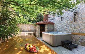 Tina de hidromasaje al aire libre