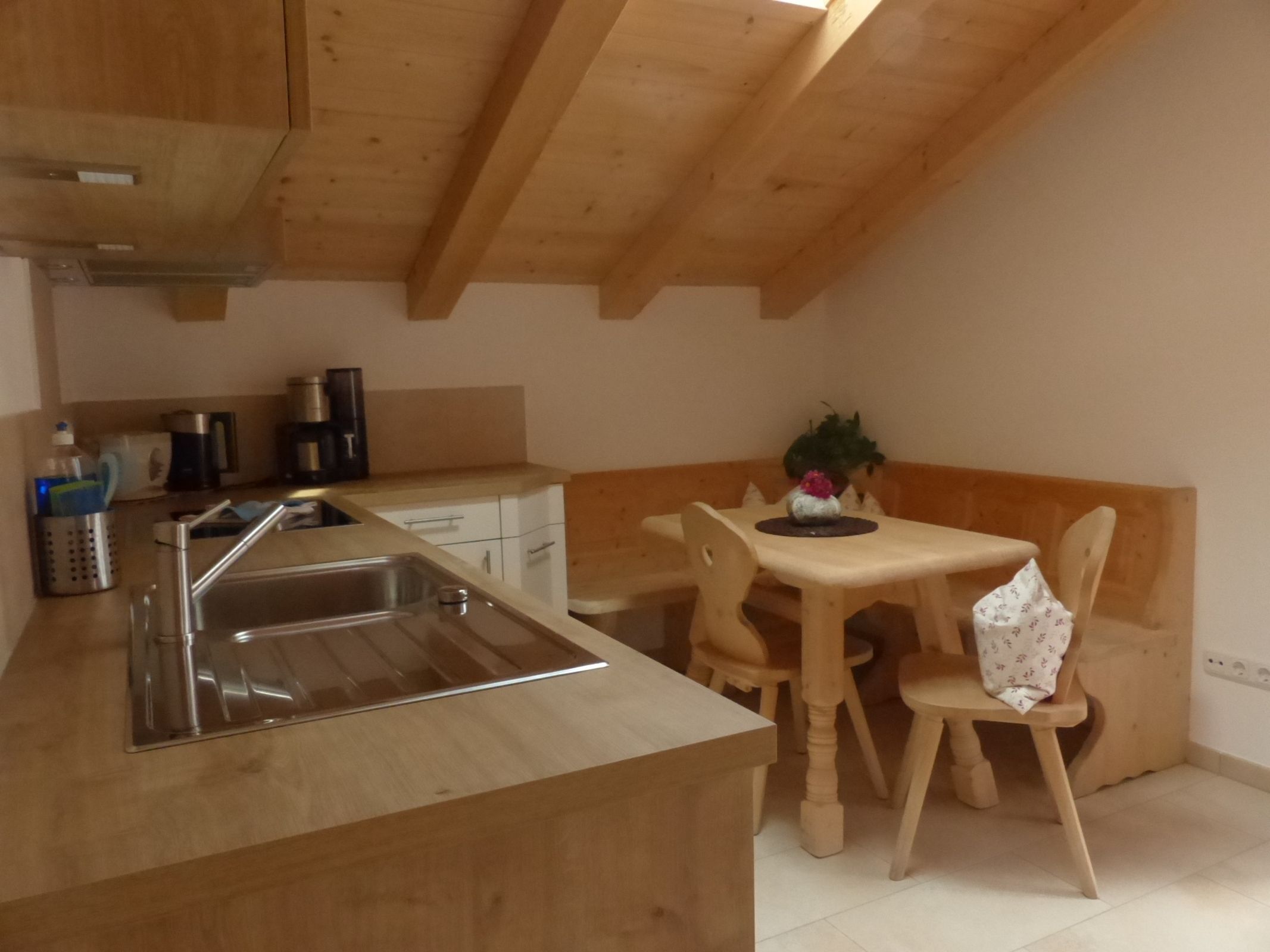 Frigorífico, horno, lavavajillas y trona infantil