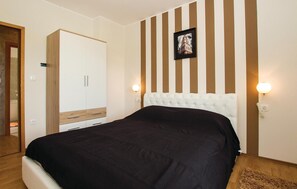 7 bedrooms, travel cot, free WiFi, bed sheets