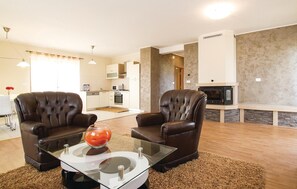 Fernseher, Kamin, Tischfußball, Tischtennisplatte