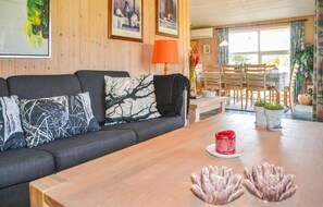 TV, fireplace, DVD player - Gorgeous home in Henne with sauna (Henne)