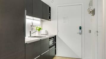 Køleskab, kogeplade, kaffe-/temaskine