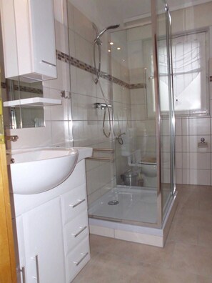 Regadera, secadora de cabello, toallas, jabón 