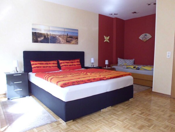 2 bedrooms, travel cot, WiFi, bed sheets