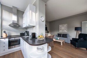 Kühlschrank, Ofen, Geschirrspüler, Wasserkocher mit Kaffee-/Teezubehör