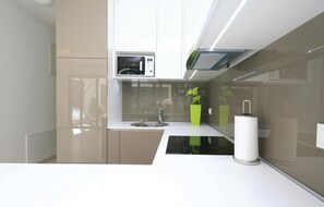 Kühlschrank, Mikrowelle, Herdplatte, Geschirrspüler