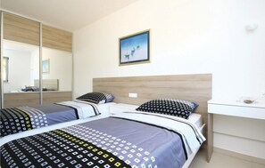 2 bedrooms, in-room safe, free WiFi, bed sheets - Lovely apartment in Grebastica (Grebastica)