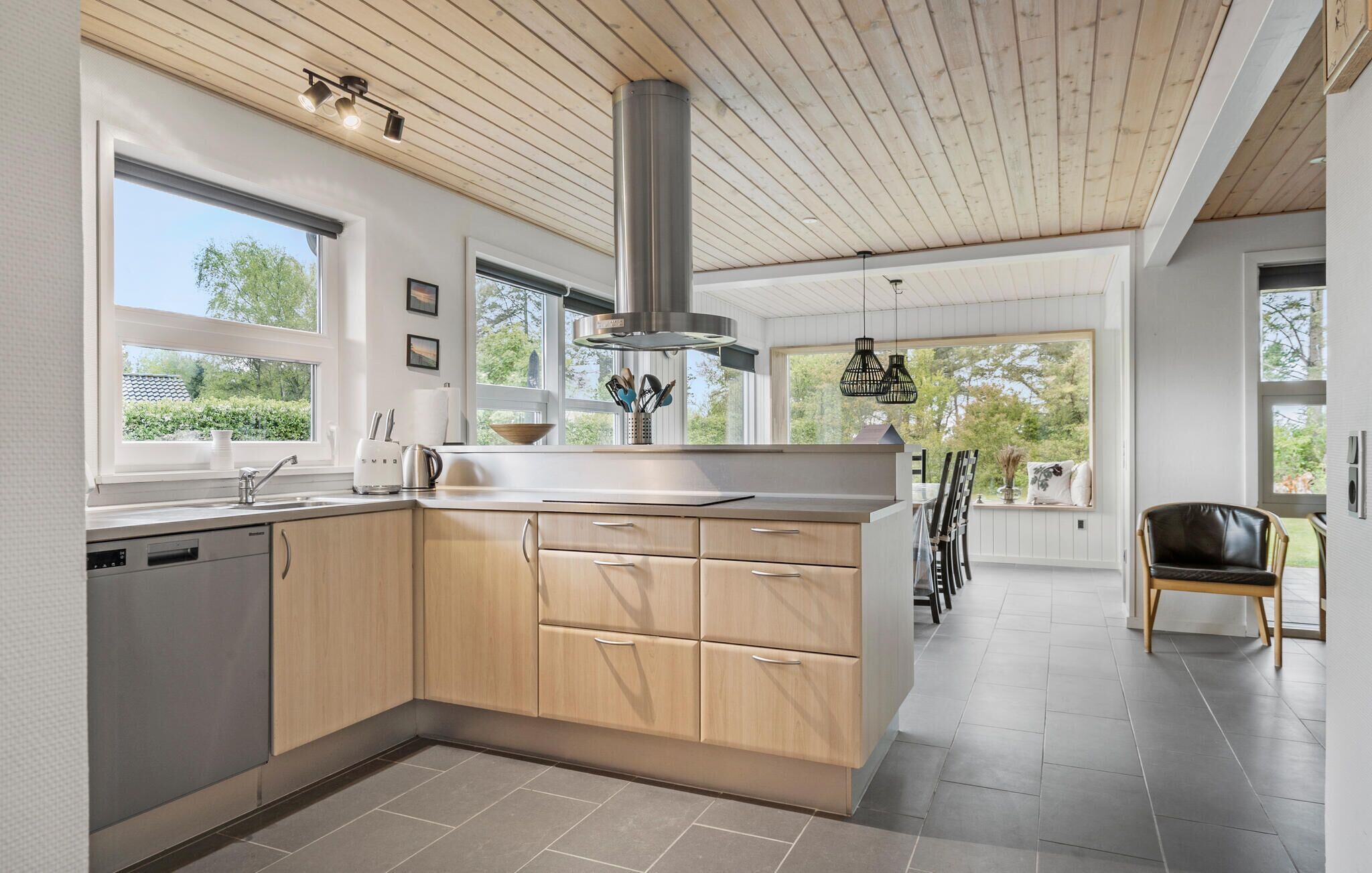 ثلاجة، موقد طهي مسطح، غسالة أطباق، ماكينة لصنع القهوة/الشاي