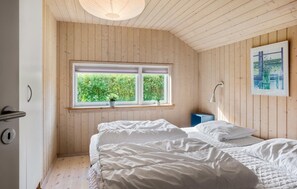 4 bedrooms, travel cot, free WiFi - Nice home in Væggerløse with sauna (Væggerløse)