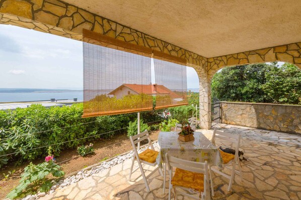 屋外ダイニングエリア