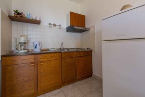 冷蔵庫、コンロ、コーヒー / ティーメーカー、調理器具と食器