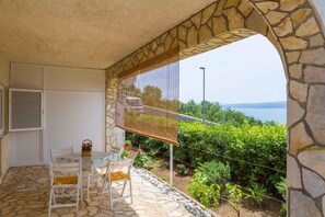 Outdoor dining - Holiday apartment with sea view (Dramalj)