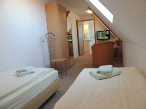 1 chambre, bureau, draps fournis