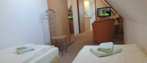 1 bedroom, desk, bed sheets, wheelchair access