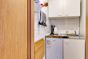 Fridge, stovetop, coffee/tea maker, cookware/dishes/utensils - Studio with balcony and air conditioning (Malinska)