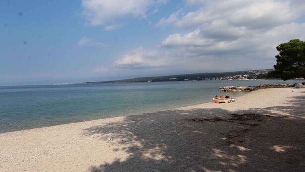 A beach with clear water, a sandy shore, and a few people relaxing. - Studio with balcony and air conditioning (Malinska)