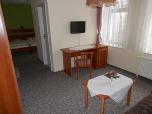 1 camera, una scrivania, Wi-Fi, lenzuola
