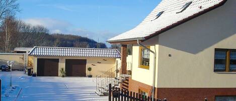 المنشأة من الخارج