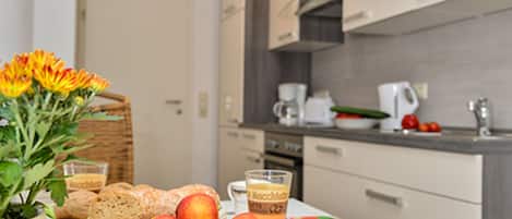 Kühlschrank, Ofen, Geschirrspüler, Wasserkocher mit Kaffee-/Teezubehör