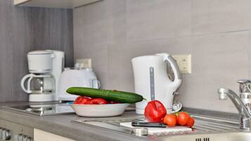 Fridge, oven, dishwasher, coffee/tea maker