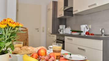 Fridge, oven, dishwasher, coffee/tea maker