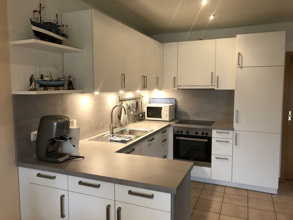 Frigorifero, microonde, forno, lavastoviglie