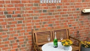 A brick wall with a sign that reads "SESTERN". - Vacation cottage Seestern, Germany (Friedrichskoog)