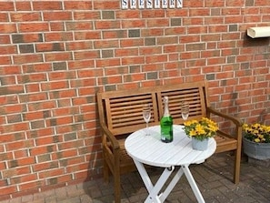 Un mur de briques sur lequel est apposée une enseigne portant l’inscription « SESTERN ».