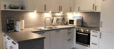 Wasserkocher mit Kaffee-/Teezubehör, Kühlschrank, Mikrowelle, Ofen
