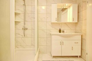 Shower - Holiday apartment with balcony and air conditioning (Baška)