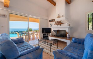 TV, DVD player - Nice home in Cavalaire Sur Mer (Cavalaire Sur Mer)