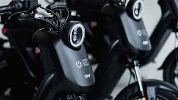 Een close-up van elektrische scooters met een opvallende aan-uitknop en merklogo.