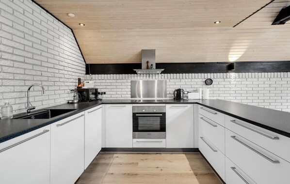 Kühlschrank, Mikrowelle, Herdplatte, Geschirrspüler