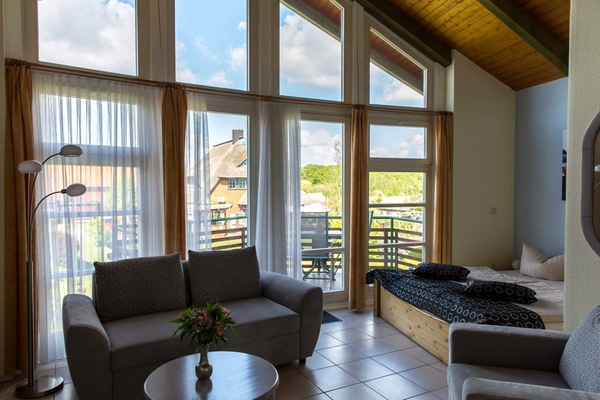 1-Raum-Appartement mit Sitzbereich und Doppelbett