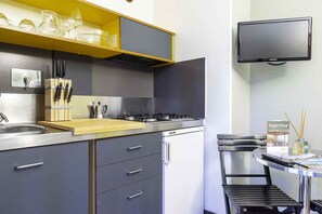 Fridge, stovetop
