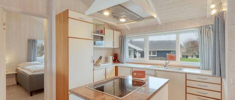 Køleskab, kogeplade, opvaskemaskine, kaffe-/temaskine