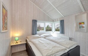 3 bedrooms, travel crib, bed sheets