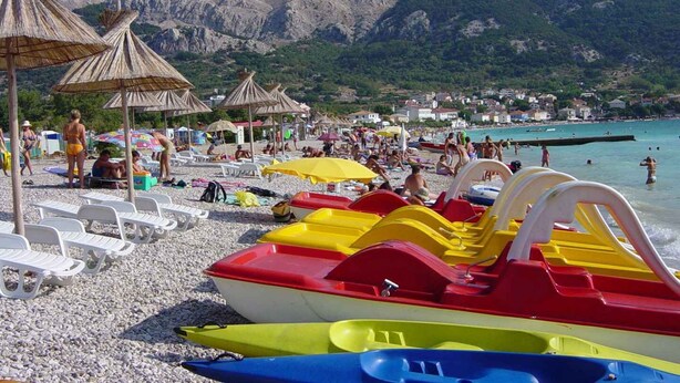 Beach nearby - Holiday apartment with shared-use pool (Baška)