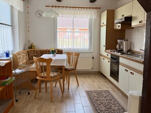 Fridge, oven, coffee/tea maker, electric kettle