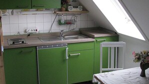 Kahvin-/teenkeitin, jääkaappi, vedenkeitin, leivänpaahdin