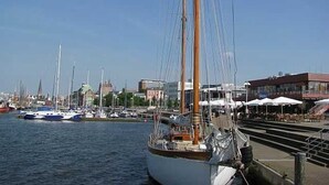 Satamassa oli useita purjeveneitä kiinnitettynä laitureihin.