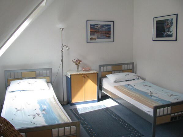 1 bedroom, bed sheets