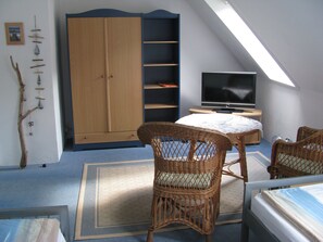 1 bedroom, bed sheets