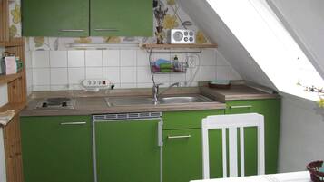 Geladeira, cafeteira/chaleira, chaleira elétrica, torradeira