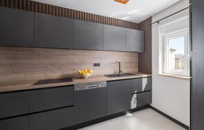 ثلاجة، موقد طهي مسطح، غسالة أطباق، ماكينة لصنع القهوة/الشاي