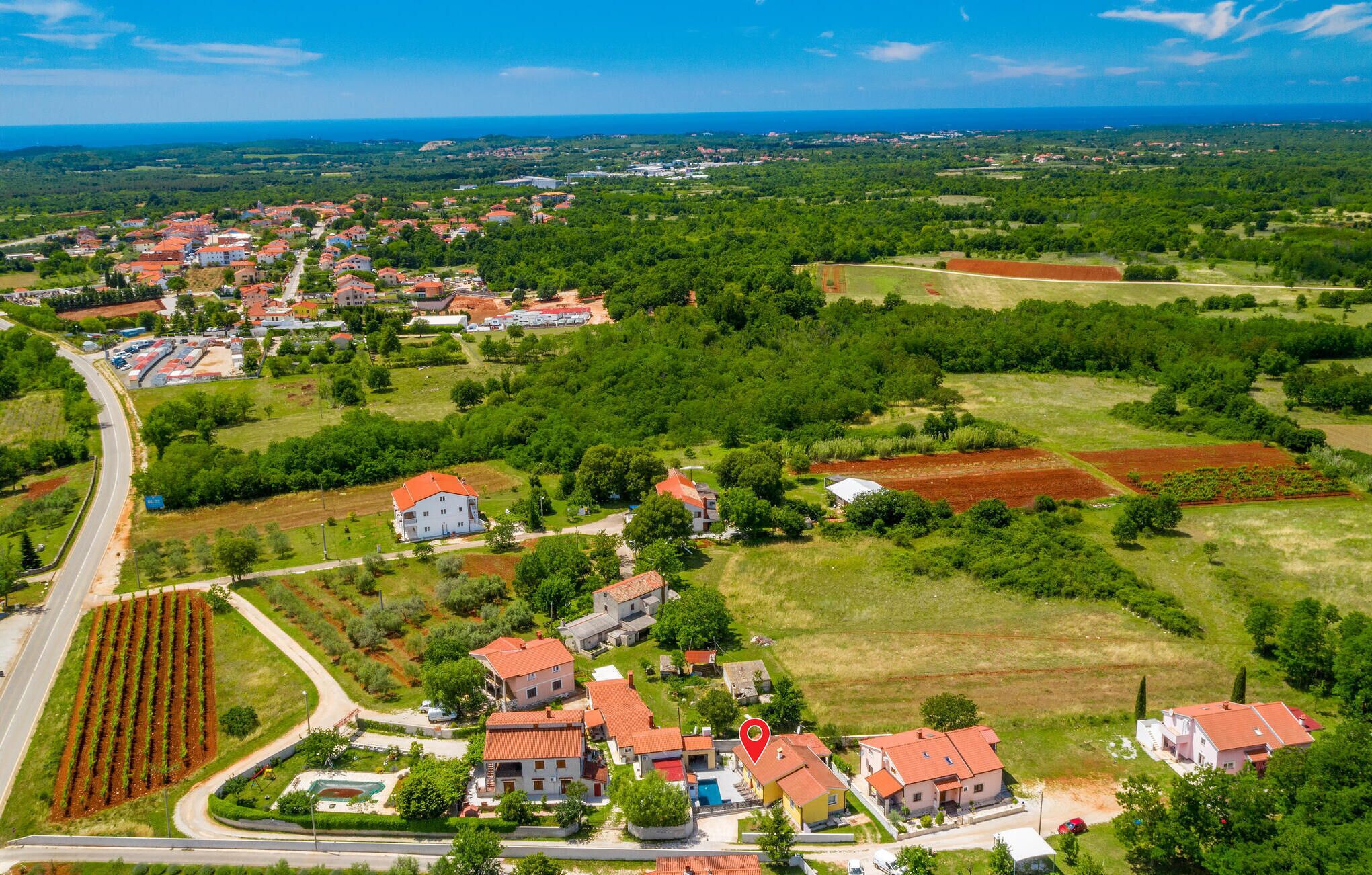 Una vista aerea di una zona residenziale con case, strade e campi.