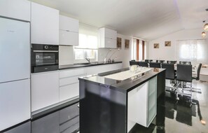 Kühlschrank, Mikrowelle, Herdplatte, Geschirrspüler