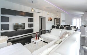 Een smart-tv en tafelvoetbal