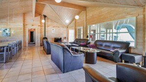 A modern interior with a dining area, sofas, and a TV. - Cozy home in Sp øttrup with sauna (Spøttrup)